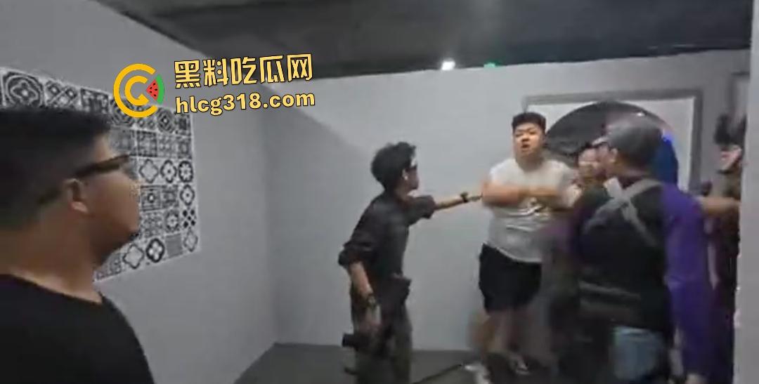 抖音【胖小悦】真人CS故意打人耍赖！黑衣侠见义勇为和胖妞男友起冲突！小仙女打不得？-4