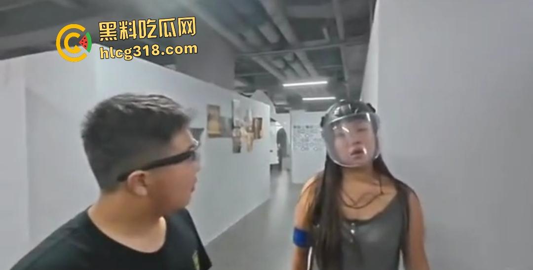 抖音【胖小悦】真人CS故意打人耍赖！黑衣侠见义勇为和胖妞男友起冲突！小仙女打不得？-6