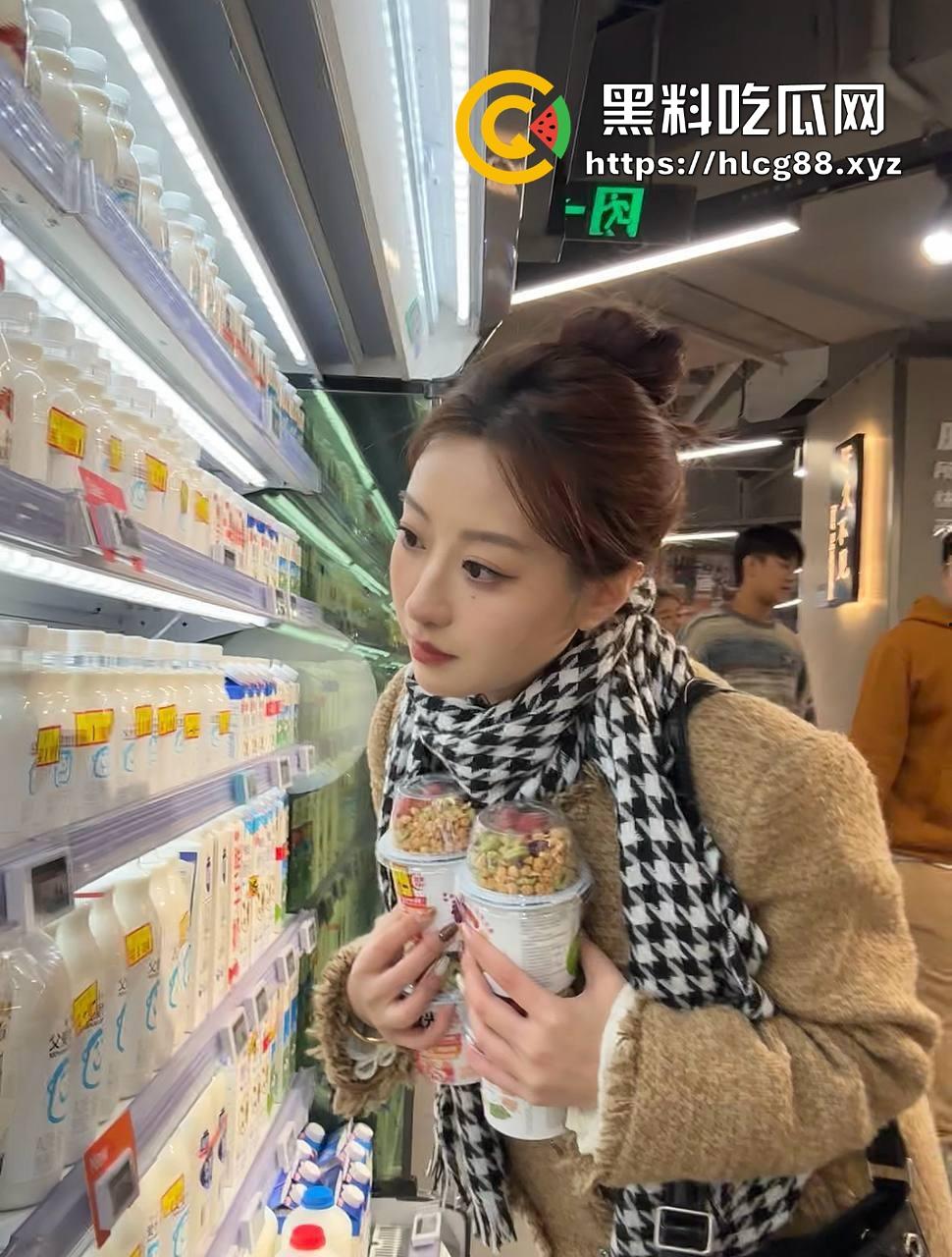 天津27岁骚货【任紫霄】大曝光，白天装好学生，晚上变漏奶母狗，床上浪得能把鸡巴操断！-3