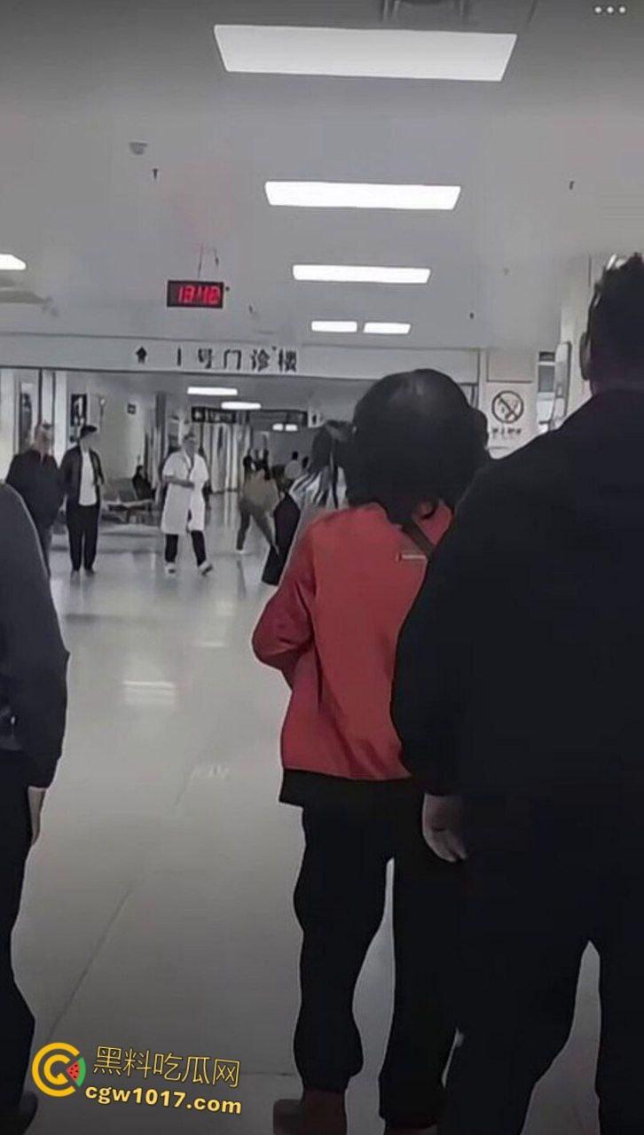 温州医院惊现家暴男，两人发生口角争夺孩子，男子当众对妻子全打脚踢，孩子被吓到大哭不止！-6