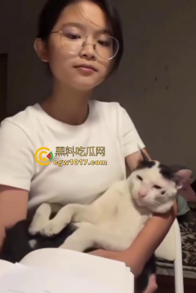 眼镜精神小妹抱猫唱歌难听，猫猫头听不下去直接咬胸部，咬的妹子说“what the fuck”，这猫也是个老吃家了！-4