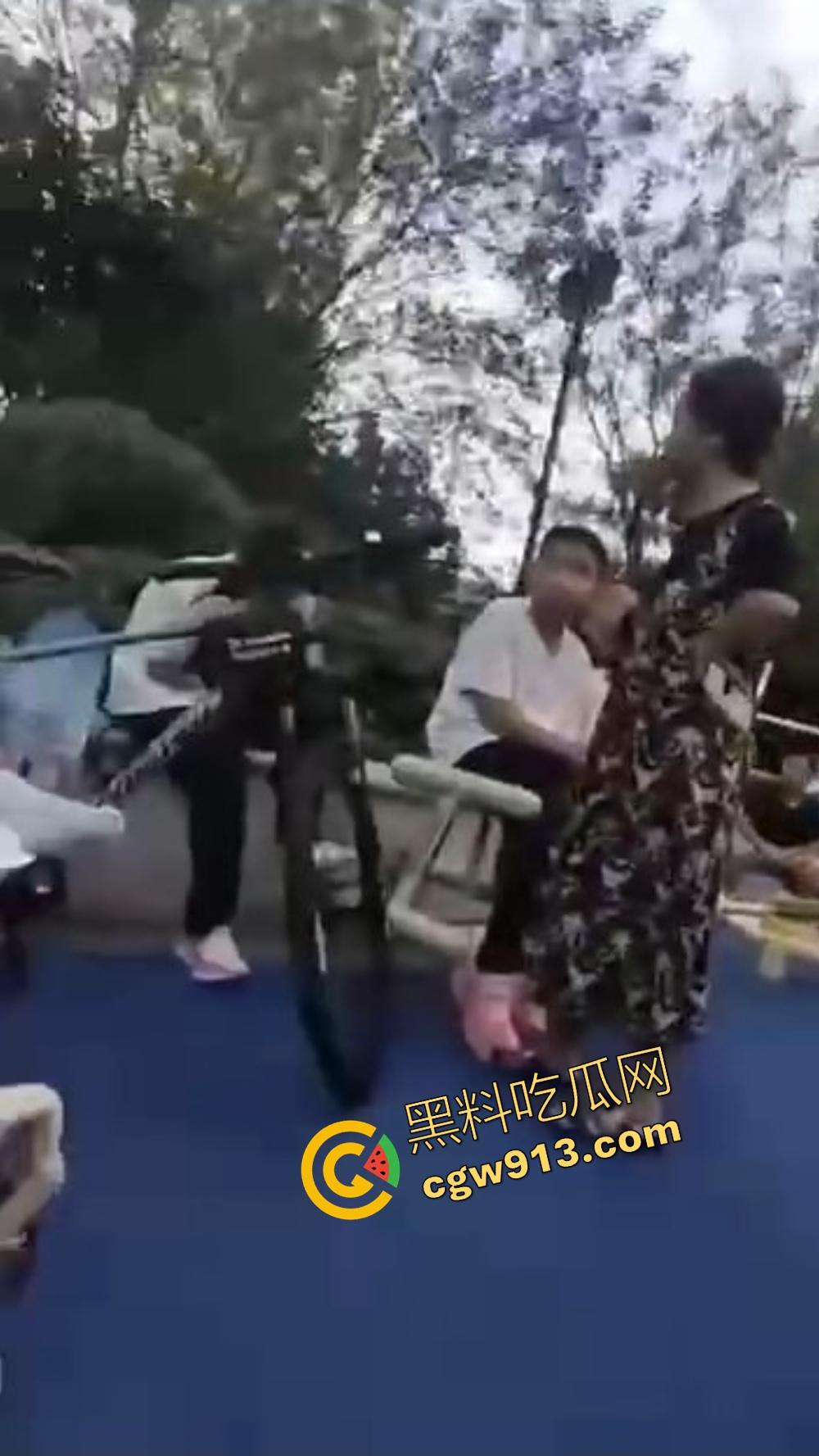 辽宁营口鲅鱼圈丧尽天良，3名成年人小区轮番殴打辱骂孩子，没健身区就撒气？真当无人敢管！-9