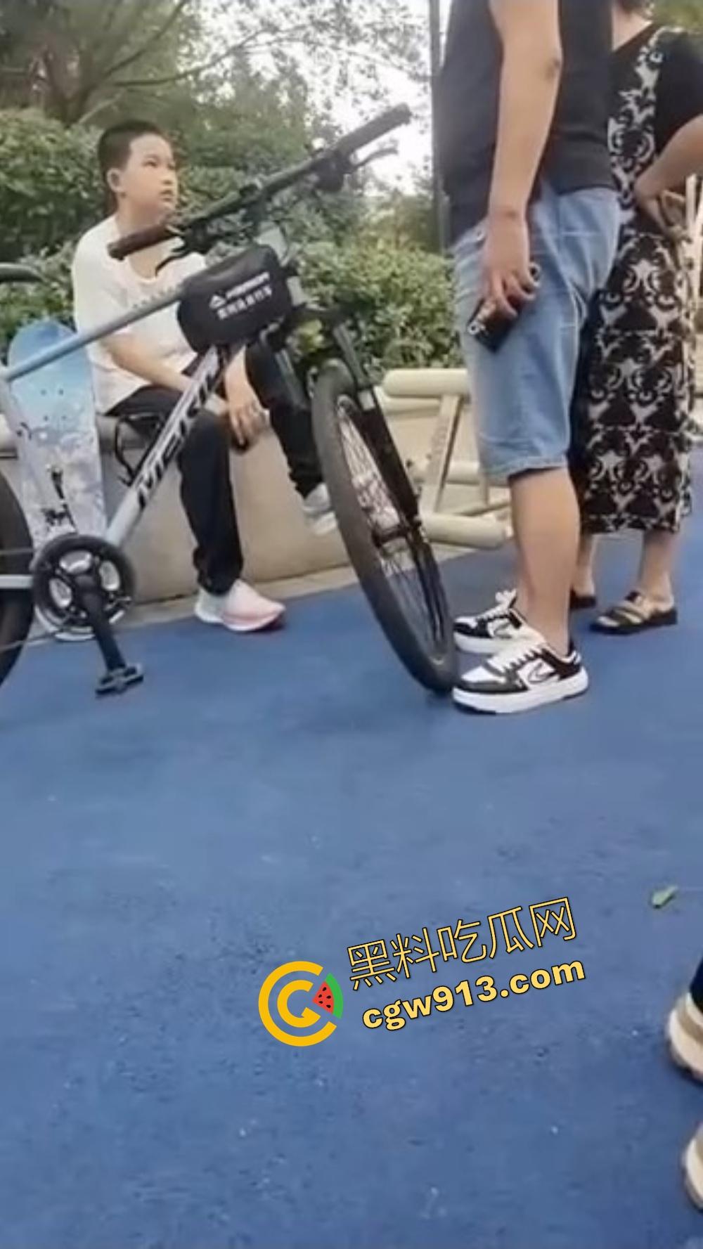 辽宁营口鲅鱼圈丧尽天良，3名成年人小区轮番殴打辱骂孩子，没健身区就撒气？真当无人敢管！-10