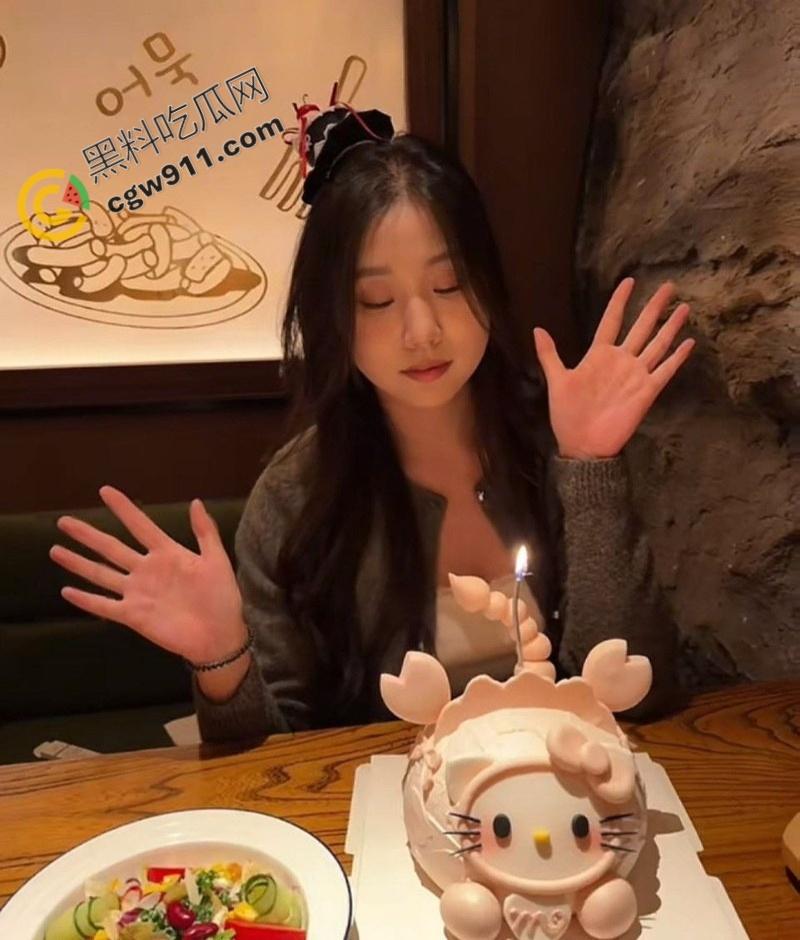 成都尤物【于晨曦】疯狂约炮曝光：清纯面具下的淫荡本性，口交深喉，女上骑乘，淫水四溅，十足的性瘾母狗！-1