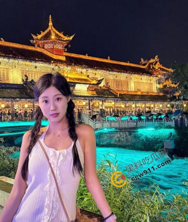 成都尤物【于晨曦】疯狂约炮曝光：清纯面具下的淫荡本性，口交深喉，女上骑乘，淫水四溅，十足的性瘾母狗！-4