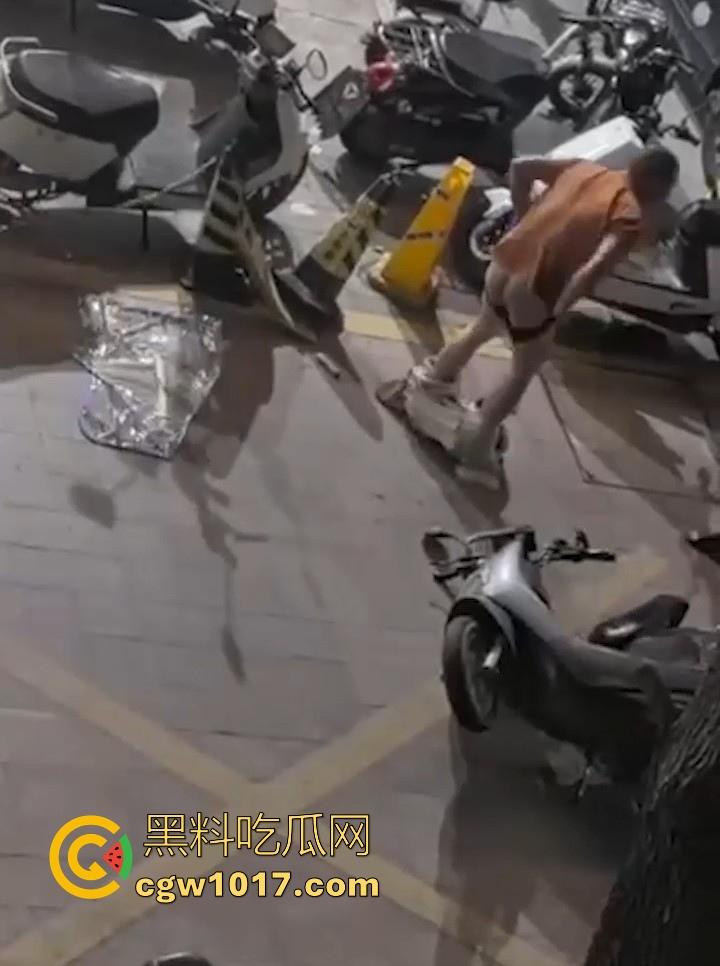 出轨女被捉奸在床，原配当街残忍暴打情夫，还想断掉情夫命根，这骚逼还一直护着，感觉这时候都缩起来了！-6