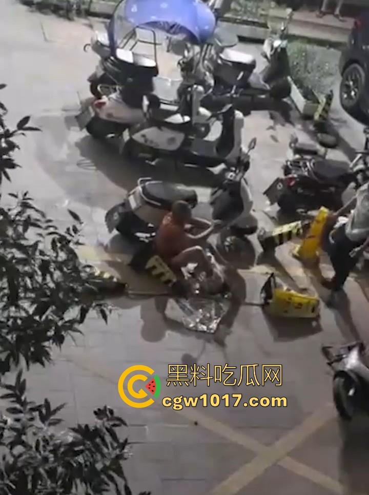 出轨女被捉奸在床，原配当街残忍暴打情夫，还想断掉情夫命根，这骚逼还一直护着，感觉这时候都缩起来了！-7