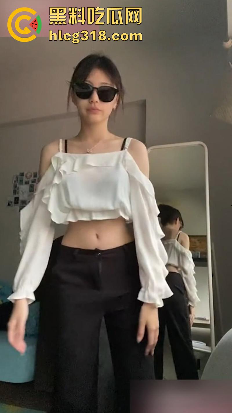 茂名一中白月光女神【梁思瑶】，脸蛋精致酮体诱人，约炮大屌体育生，后入打桩白嫩美臀。-4