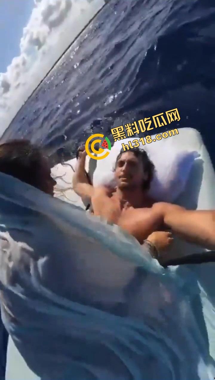 老外挑战大海漂流日逼，日到一半遇金枪鱼，鸡儿抽插手在抓鱼，打完炮还能吃活生鱼片，真正的野外求生！-2