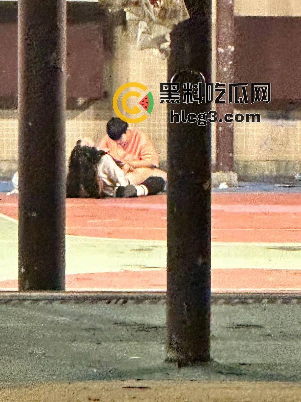 球场惊现激情戏！情侣当众做羞羞事，围观群众竟全程解说，画面火辣震撼！-7